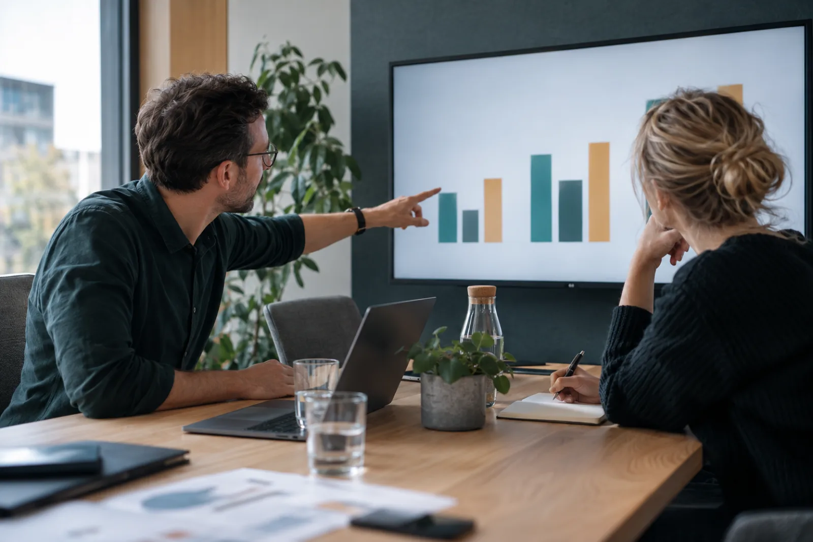 Team wertet Tool-Kosten für KI-Meeting-Software auf einem Bildschirm aus